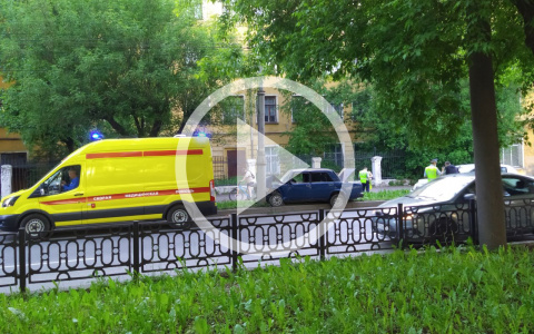 В Кирове после столкновения ВАЗ отбросило на опору ЛЭП: на месте - реанимация