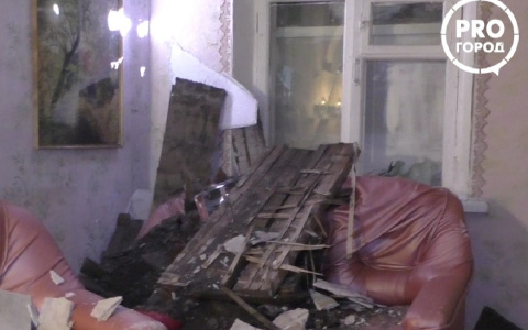 От страха провела ночь на улице: в Кирове в одной из квартир обрушился потолок