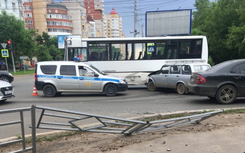85-летний водитель ВАЗа спровоцировал массовое ДТП в центре Кирова