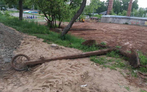 В Кирове при ремонте теплосети коммунальщики нашли якорь