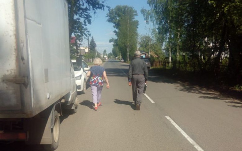 «Ломать — не строить»: рабочие разобрали тротуар, сделанный жителями Коминтерна