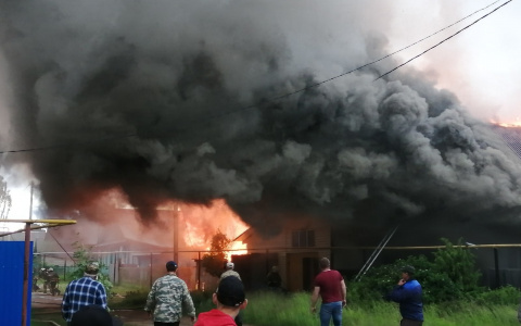 Видео: в Вятскополянском районе сгорели несколько жилых домов