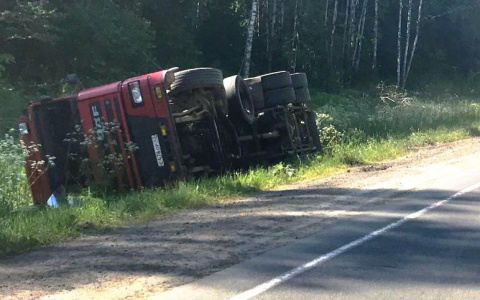 На трассе Пермь - Екатеринбург перевернулся грузовик с кислотой: пострадал 60-летний житель Кирова