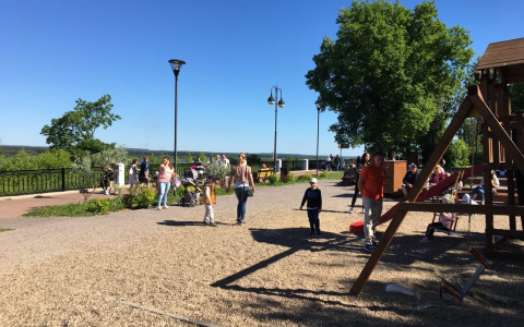 "Грохот был до мурашек": очевидцы о падении девочки с качелей в Александровском саду