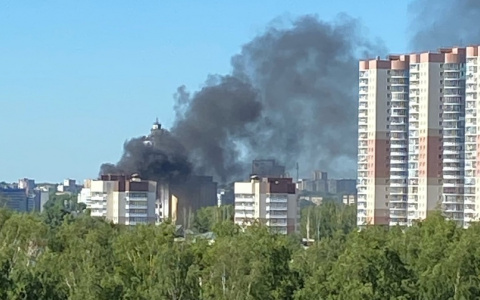 Столб черного дыма и невыносимый запах: 4 расчета тушат пожар на территории Мелькомбината
