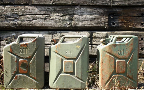 В Советском районе мужчина облил бензином беременную жену и угрожал поджечь