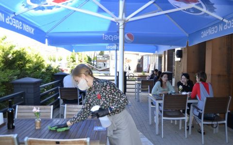 «Одноразовая посуда и тестирование на COVID-19 поставят крест на бизнесе»: владельцы кафе обратятся в прокуратуру