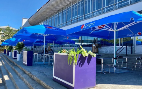 В центре Кирова у кинотеатра "Колизей" открылось летнее кафе