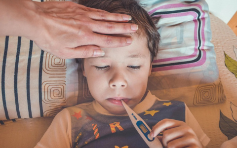 Исследователи назвали главные симптомы COVID-19 у детей