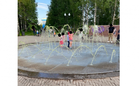 «Вода зеленая, воняет болотом, а там купаются дети»: кировчане о фонтане в Кочуровском парке