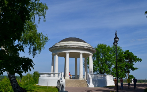 В Александровском саду сломали арт-объект, пианино и плитку в ротонде