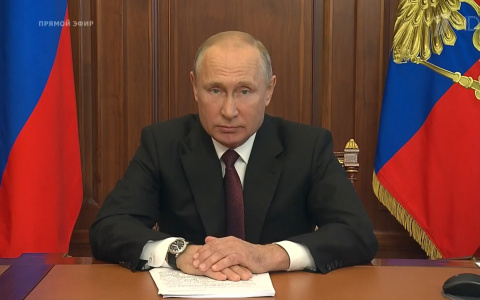 Путин заявил о продлении выплат медикам, работающим с больными COVID-19