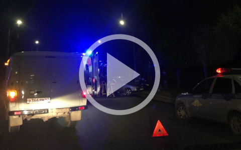 Duster и "десятка" - "всмятку": очевидцы о ночном ДТП на улице Мира