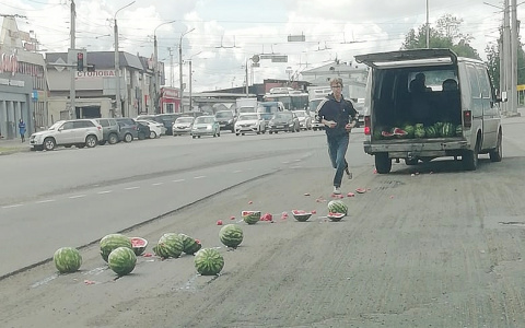 На Комсомольской площади в результате ДТП по дороге раскатились арбузы