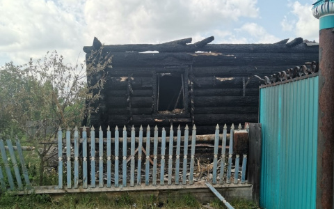 В Кировской области во время урагана из-за грозового разряда сгорел дом