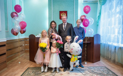 «Когда родила первого, наняла няню, с пятью детьми легко справляюсь сама»: кировчанка о трудностях и семейных ценностях