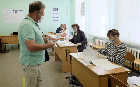 В Кирове депутаты и представители политических партий  приняли участие в голосовании по поправкам к Конституции