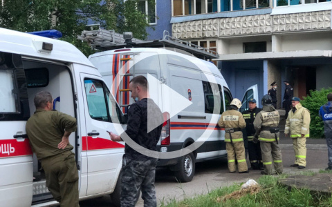 «Стекла вылетели с обеих сторон дома»: появились фото, видео и подробности ЧП на Орджоникидзе