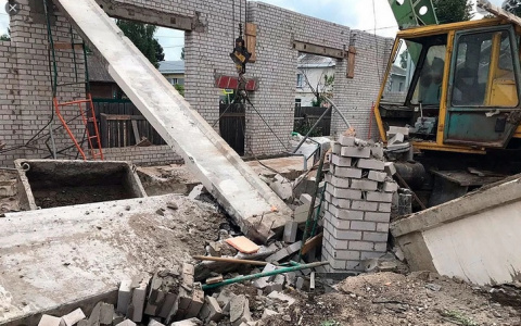 Здание рухнувшего ТЦ в Зуевке, где погибли люди, собирались сдать к осени