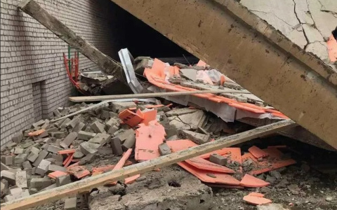 Появились фото и видео с места рухнувшей стройки ТЦ в Зуевке, где погибли трое человек