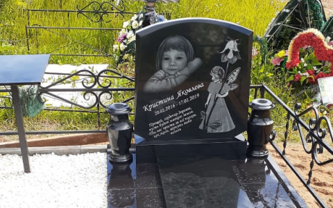 В Кирове установили памятник 3-летней девочке, которая погибла из-за собственной матери