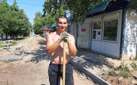 «Раздражает не жара, а ворчливые пешеходы»: дорожный рабочий о плюсах и минусах своего труда