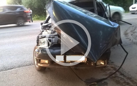 В Кирове ВАЗ съехал в кювет и врезался в дерево: два человека с травмами