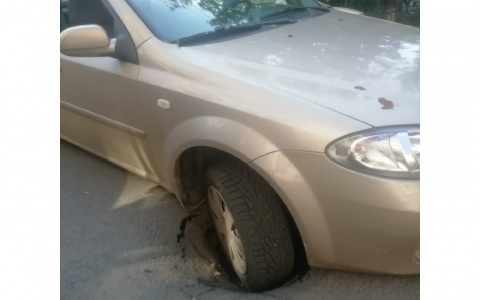 «Ждал ГИБДД 7 часов»: в центре Кирова машина провалилась в яму на мягком асфальте