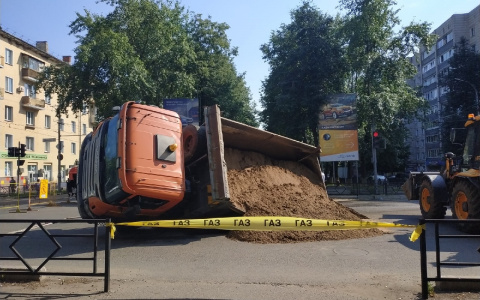В центре Кирова грузовик с песком провалился под асфальт