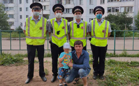 Ушел с детской площадки: инспекторы ДПС нашли пропавшего 3-летнего мальчика