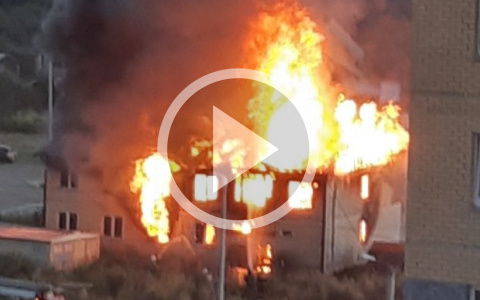 Пожар в районе Зонального: открытое пламя видно издалека