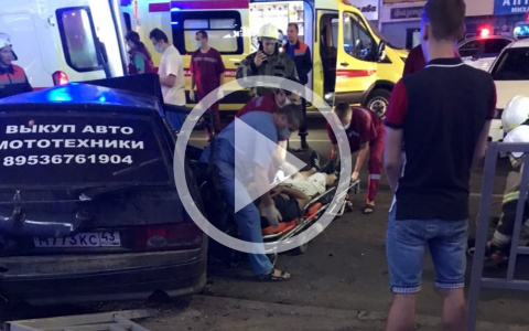 Страшное ДТП в центре Кирова: пострадавших вырезали из машины