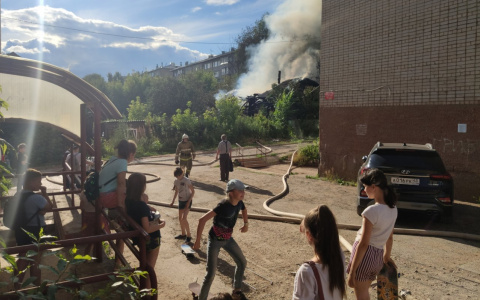 Скорая, газовая служба и спасатели: на Сурикова загорелся двухэтажный дом