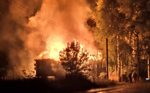 В Зуевке на глазах местных жителей полностью сгорел 4-квартирный жилой дом