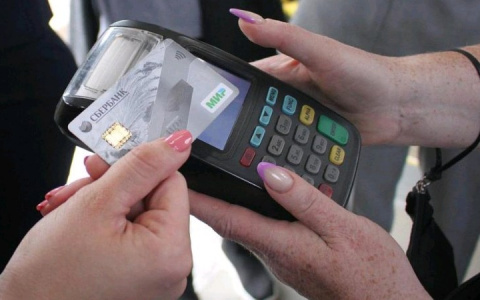 Жители Белой Холуницы могут оплачивать проезд бесконтактной банковской картой