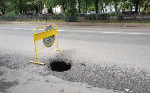 Город уходит под землю: кировчане жалуются на обвалы асфальта после дождя