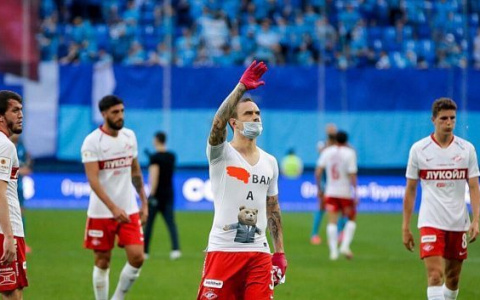 На аукционе продали фальшивую футболку Ещенко