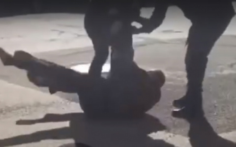 В Кирове на улице Ленина трое парней избили молодого человека