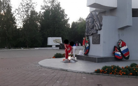 Возбуждено уголовное дело на девушек, сушивших одежду у Вечного огня