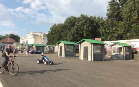 Фото дня: на Театральной площади появились торговые «избушки»