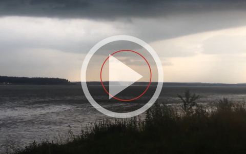 Над прудом в Кировской области сняли на видео редкий водяной смерч