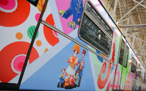 В московском метро появился тематический вагон с "дымкой"