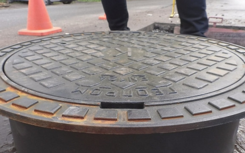 На дорогах Кирова начали устанавливать "плавающие" люки