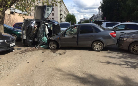 На парковке у "Маяка" столкнулись 6 машин, пострадали трое: подробности ДТП