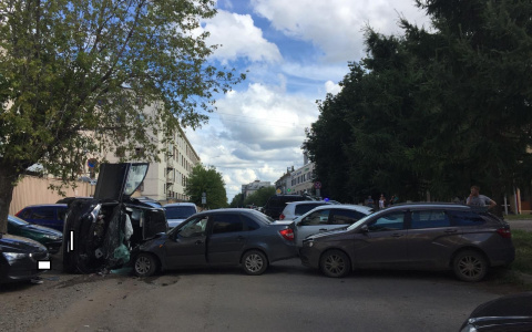 Стала известна возможная причина массовой аварии на парковке у "Маяка"