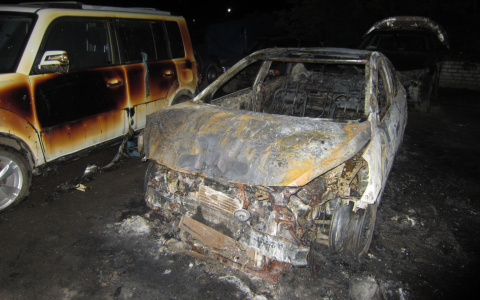Крупный пожар в автосервисе на Щорса: две из семи пострадавших машин сгорели полностью