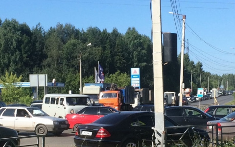«Автобусы разворачиваются, люди опаздывают, машины застревают!»: кировчане жалуются на транспортный коллапс на Щорса