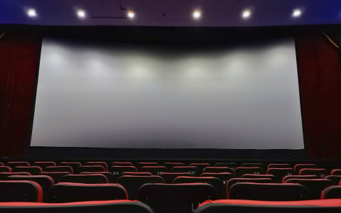 Стало известно, какие фильмы покажут первыми после открытия кинотеатров