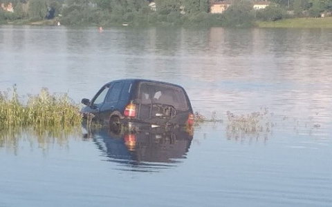 В Котельниче водитель на спор утопил в реке Вятке автомобиль