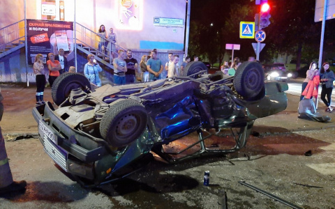 В центре Кирова произошла смертельная авария: "семерка" вылетела на красный